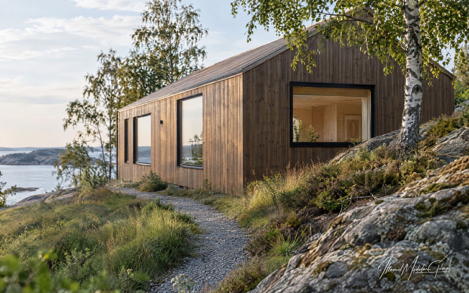Et træbeklædt hus ved en klippeknold og birketræer med en grussti i forgrunden