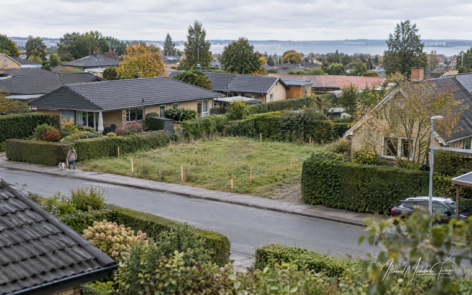 Grundkort, skitsepapir og prøver på facade og tag på et bord